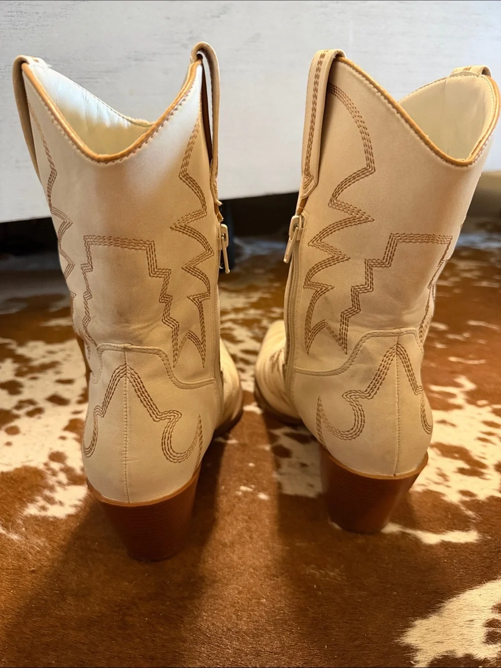 Classic Cream Western Cowboy Boots - Women
